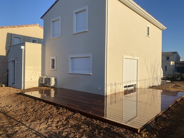 Terrasse en bois à Valergues